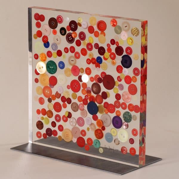 Eric; Bossard; upcycling; surcyclage; sculpture; Inclusion; acrylique; embedment; acrylic; bouton; rouge;