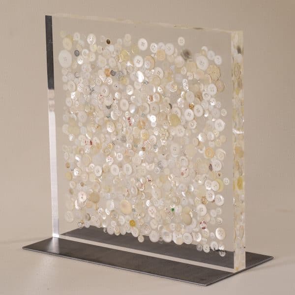 sculpture; Inclusion; acrylique; embedment; acrylic; Eric; Bossard; upcycling; surcyclage; bouton; blanc;
