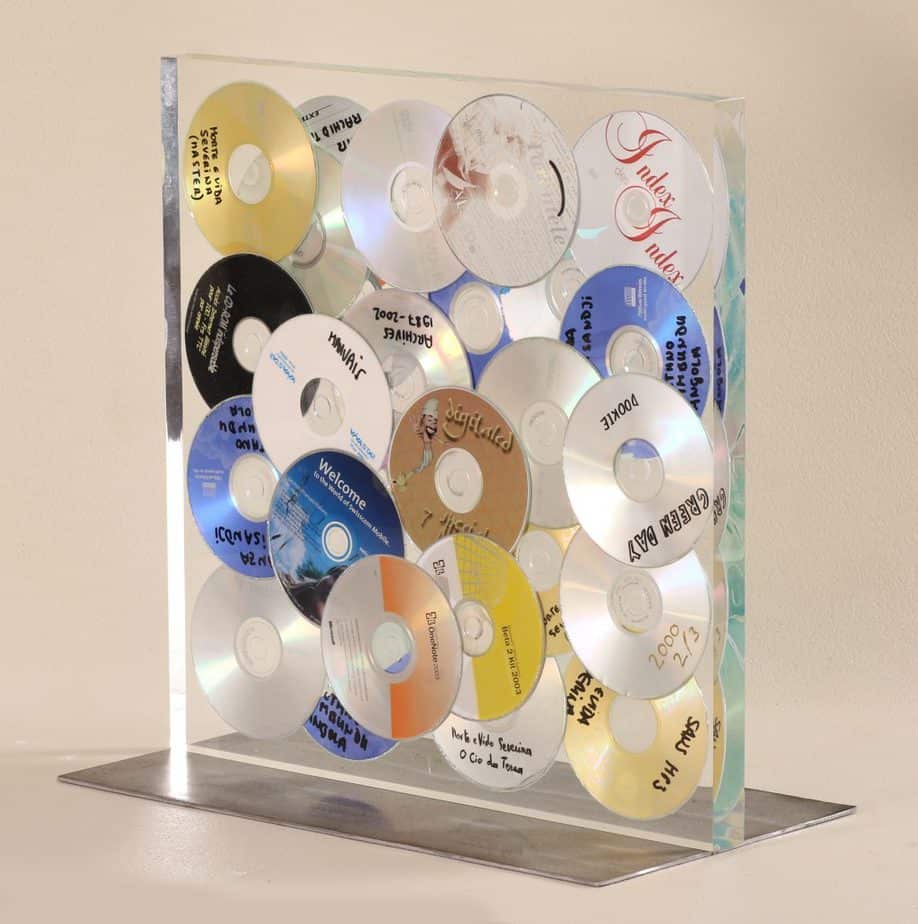 Eric; Bossard; upcycling; surcyclage; sculpture; Inclusion; acrylique; embedment; acrylic; CD;